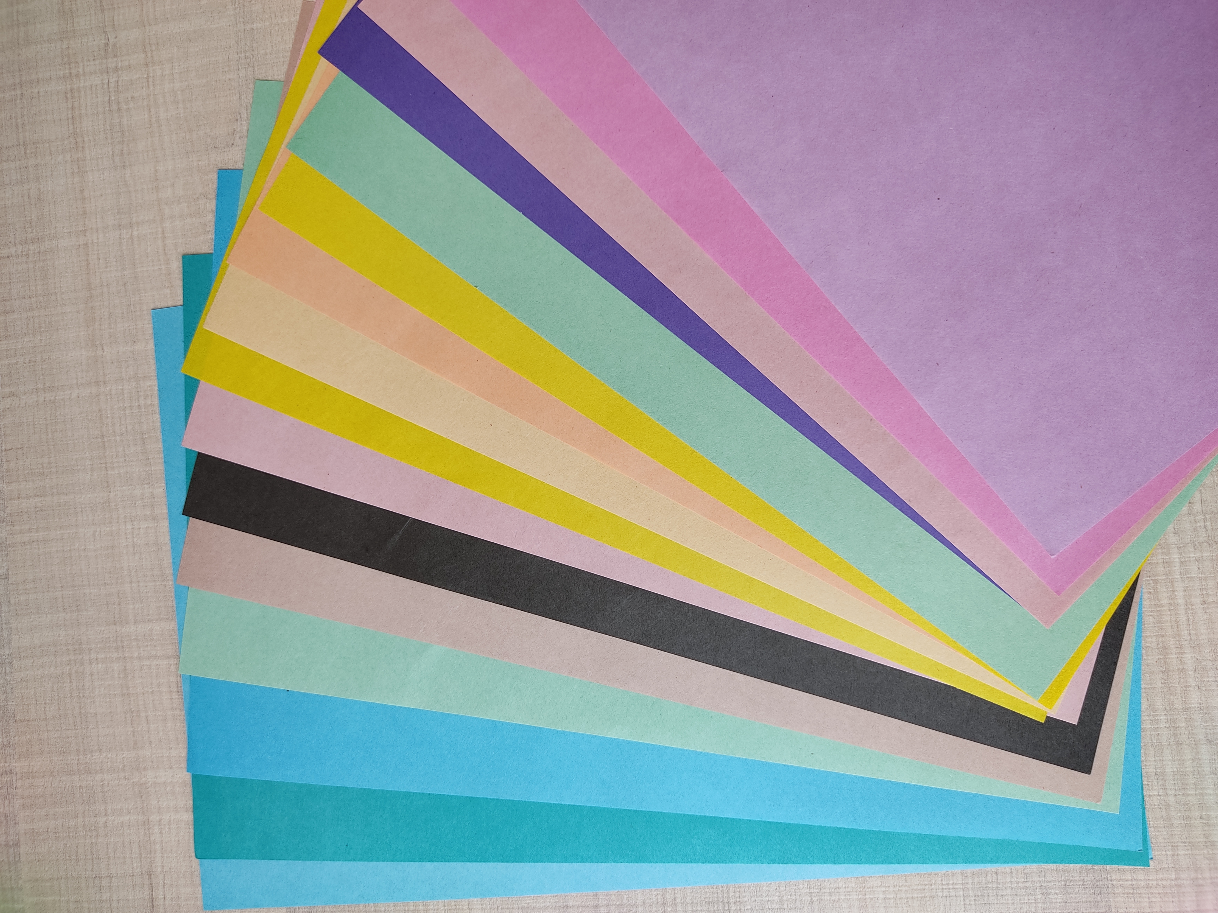 Фотография покупателя товара Набор "Смешарики" А4: 10л цветного одностороннего картона + 16л цветной двусторонней бумаги - Фото 11
