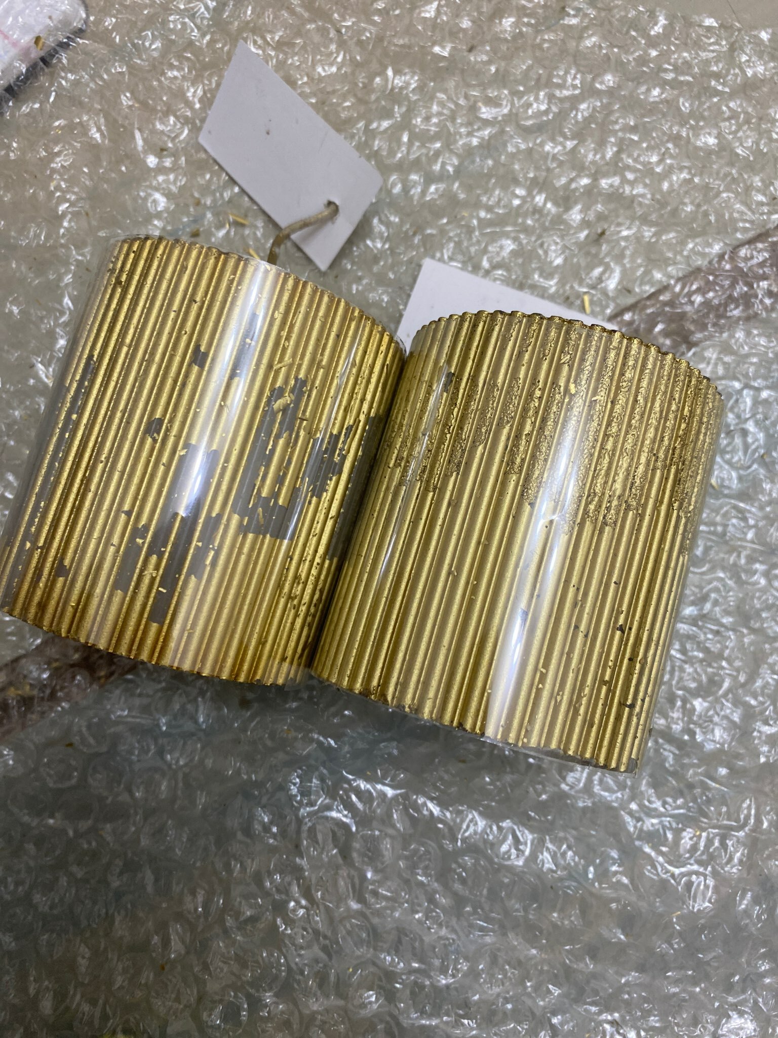 Фотография покупателя товара УЦЕНКА Свеча - цилиндр «Рельеф», 7×7.5 см, золотой металлик - Фото 1