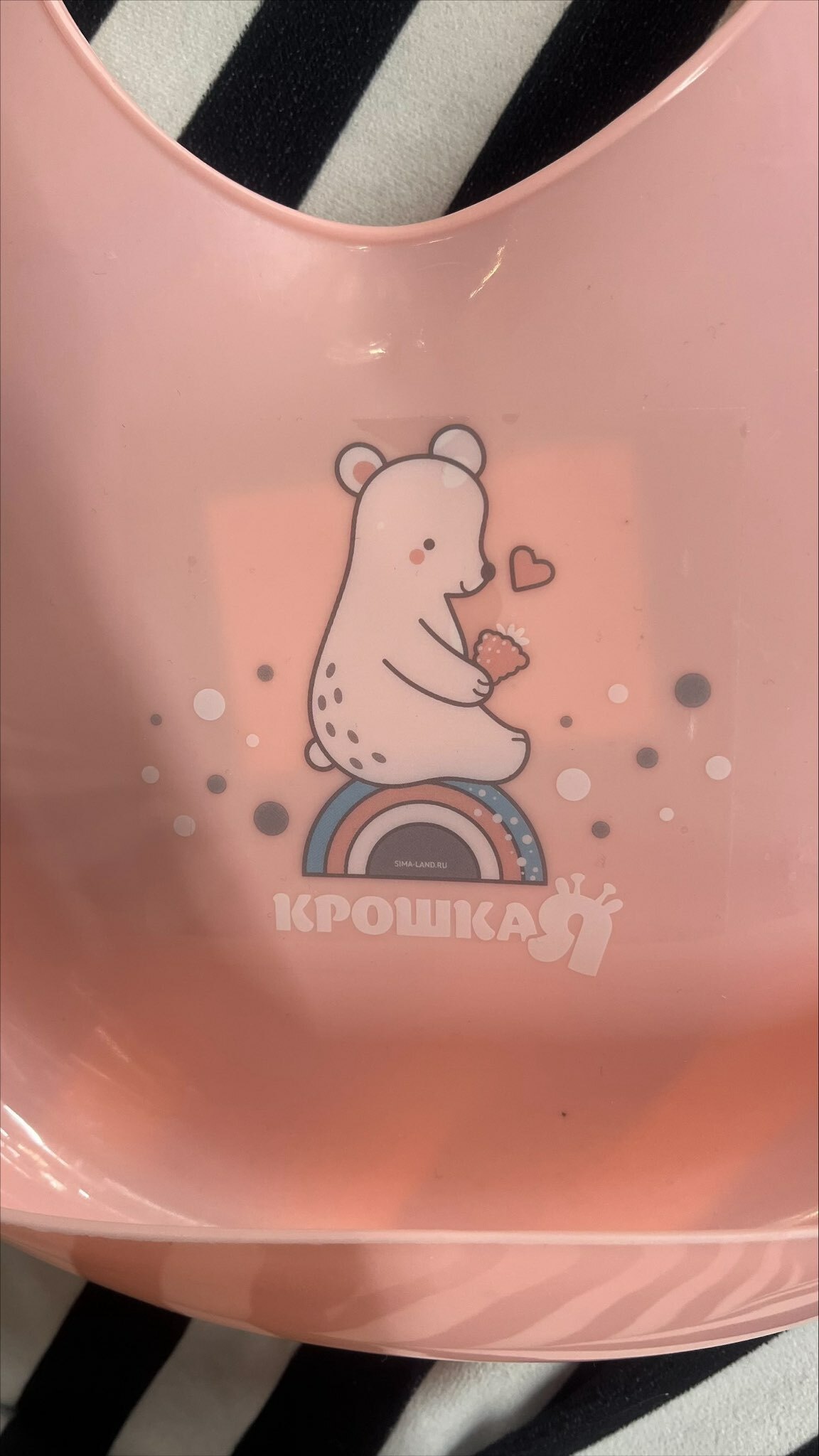 Фотография покупателя товара Нагрудник для кормления «Мишка» пластиковый с карманом, цвет розовый - Фото 2