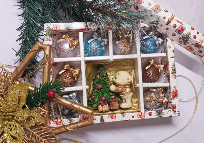 Фотография покупателя товара Новогодняя коробка - упаковка для конфет 12 шт. «Новогодний пингвин», 19×14.5×3.5 см - Фото 27