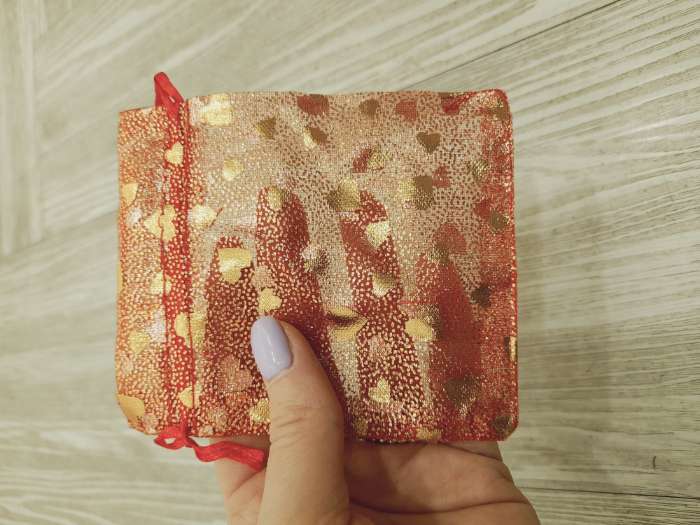 Фотография покупателя товара Мешочек подарочный «Сердечки» малые, 7×9, цвет красный с золотом - Фото 2