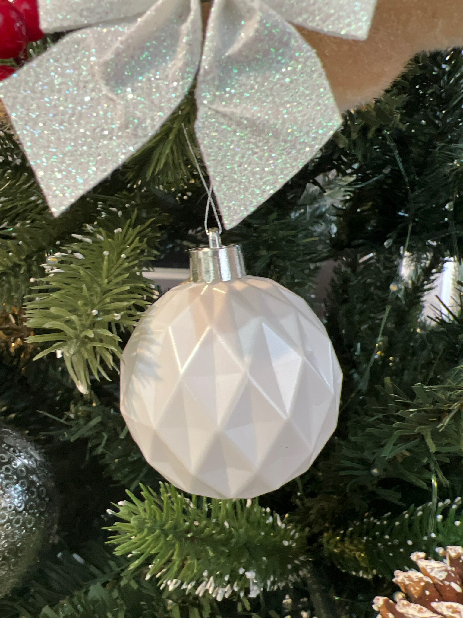 Фотография покупателя товара Ёлочные игрушки «Перл», шары новогодние, пластик, набор d=6 см, 9 шт., грани, белый - Фото 4