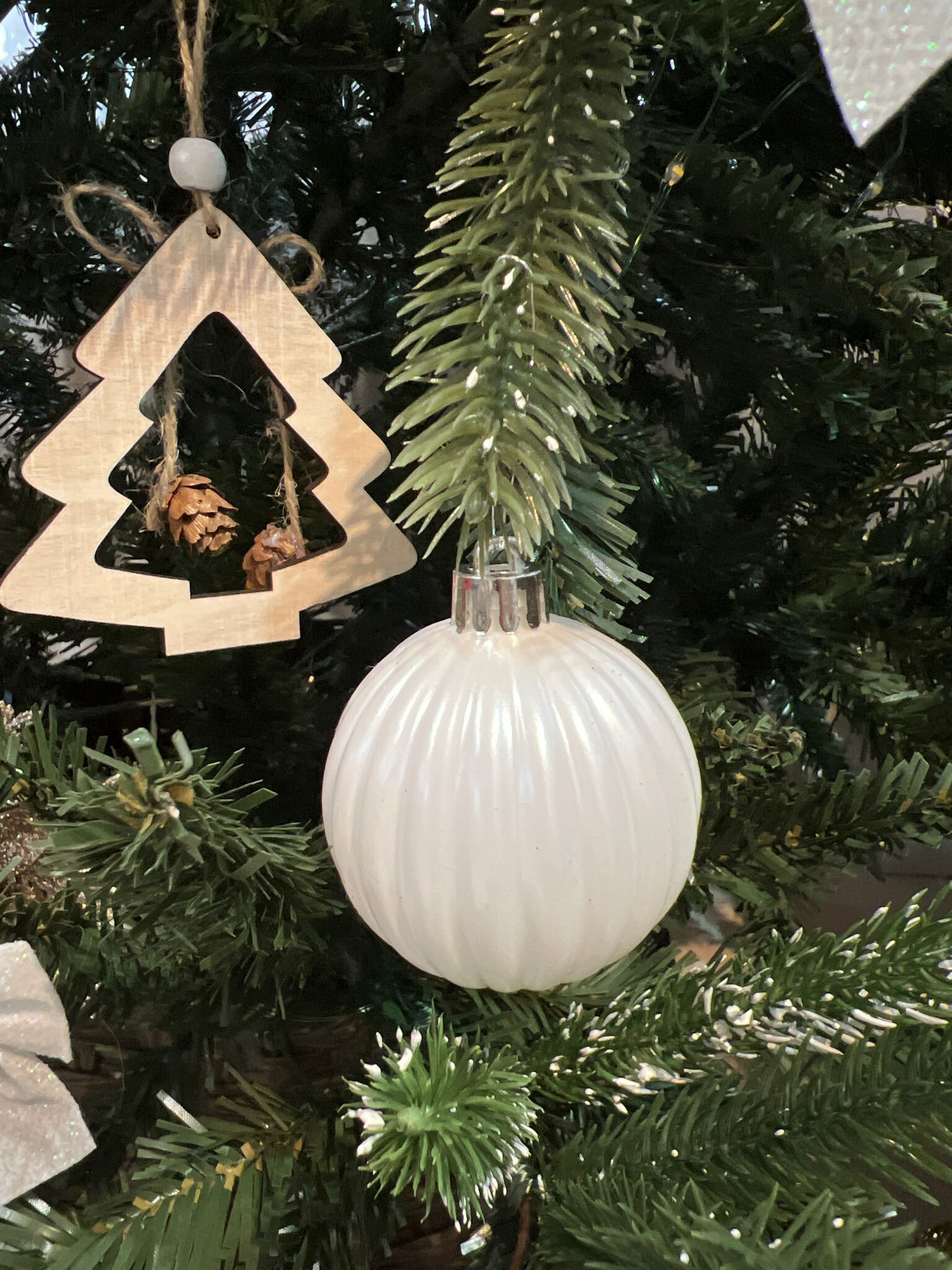 Фотография покупателя товара Ёлочные игрушки «Перл», шары новогодние, пластик, набор d=6 см, 9 шт., грани, белый - Фото 5