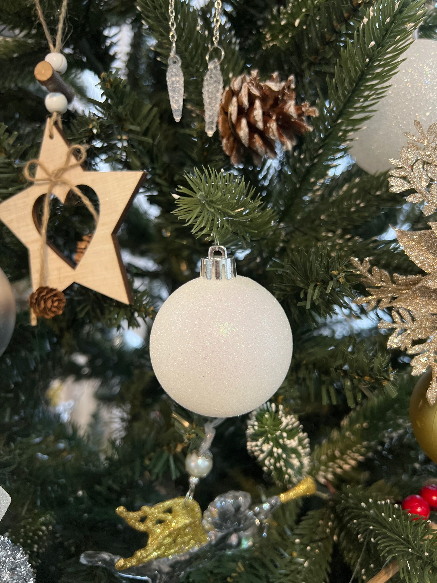 Фотография покупателя товара Ёлочные игрушки «Перл», шары новогодние, пластик, набор d=6 см, 9 шт., грани, белый - Фото 6