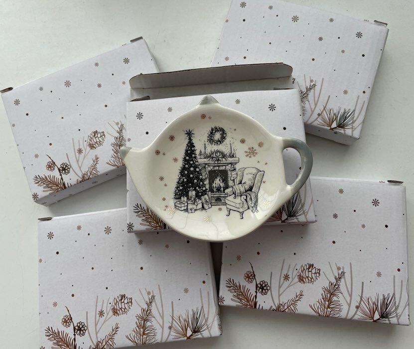 Фотография покупателя товара Подставка под чайный пакетик Доляна «Снеговик со зверятами», 12×8,4 см, цвет белый - Фото 1