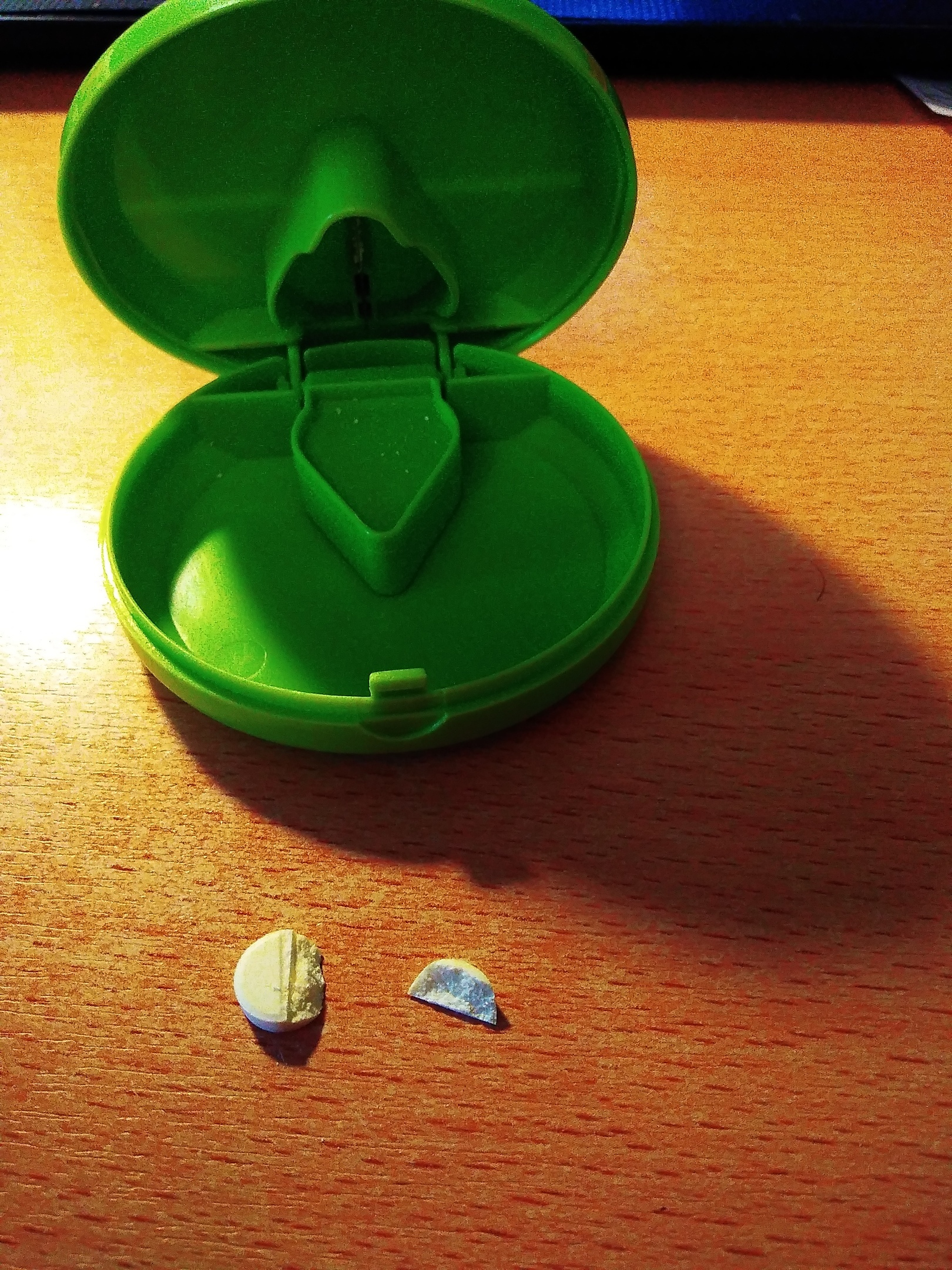 Фотография покупателя товара Таблетница с таблеторезкой, d = 7 × 2,3 см, 1 секция, цвет МИКС