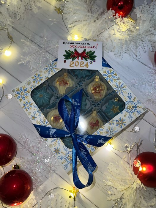 Фотография покупателя товара Коробка для конфет «С Новым годом», снежинки, 14.7 х 14.7 х 3.5 см, Новый год - Фото 1