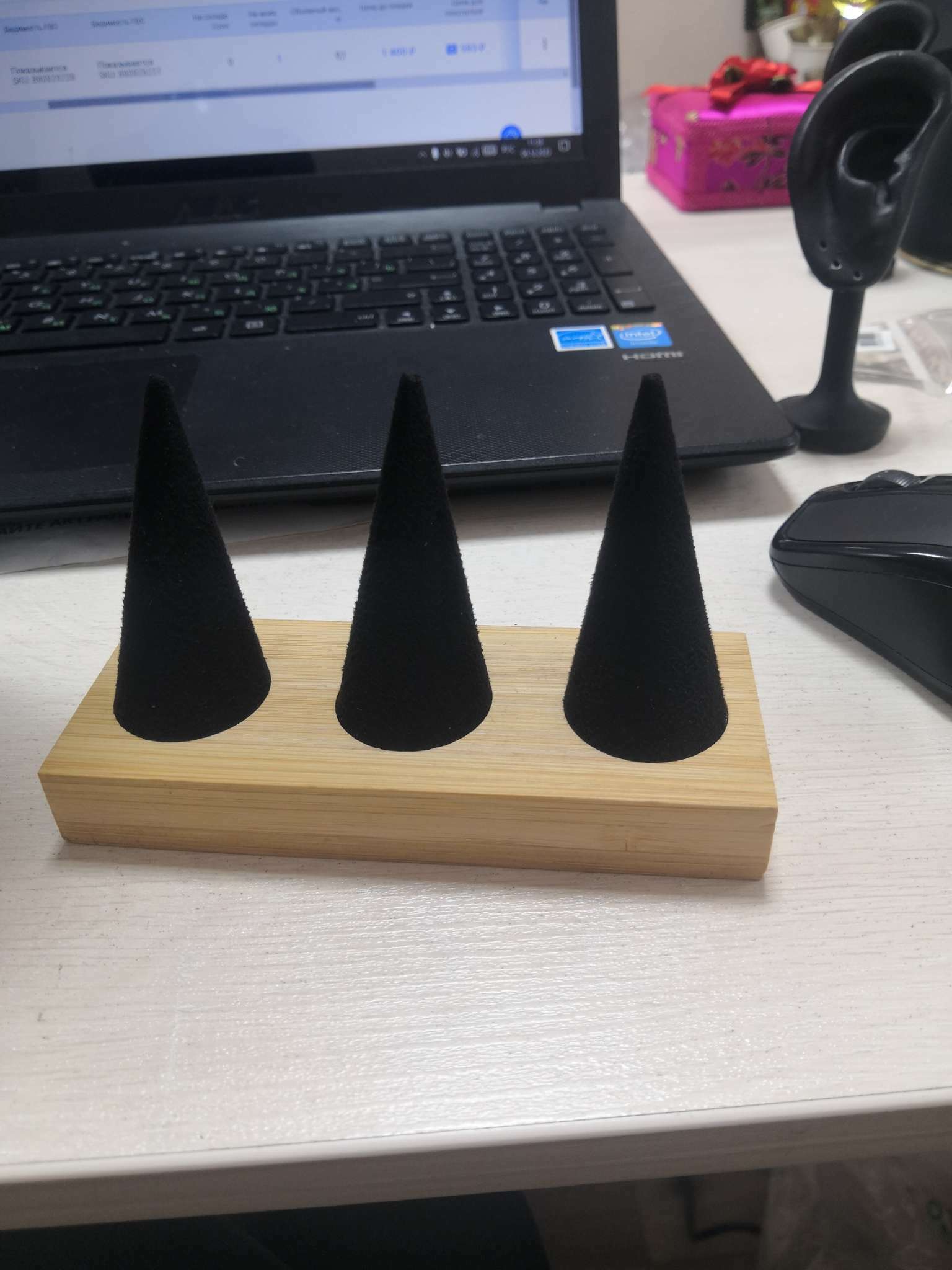 Фотография покупателя товара Подставка для колец QF, 13×5×8 см, дерево, конусы, чёрная - Фото 3