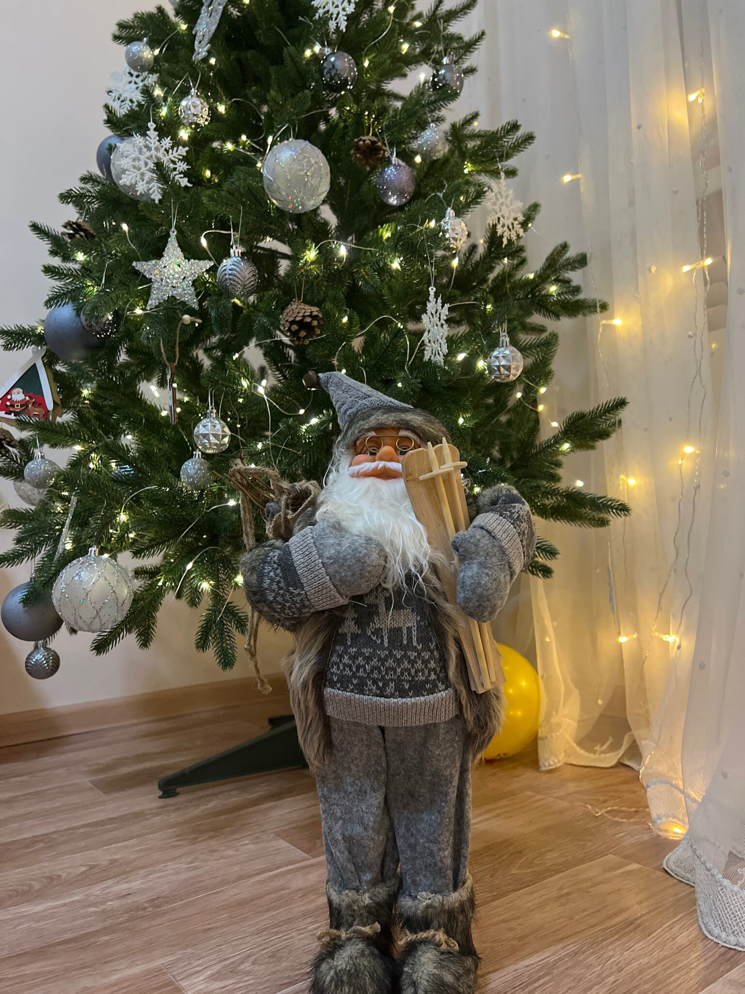 Фотография покупателя товара Дед Мороз "В сером костюме с лыжами" 45 см