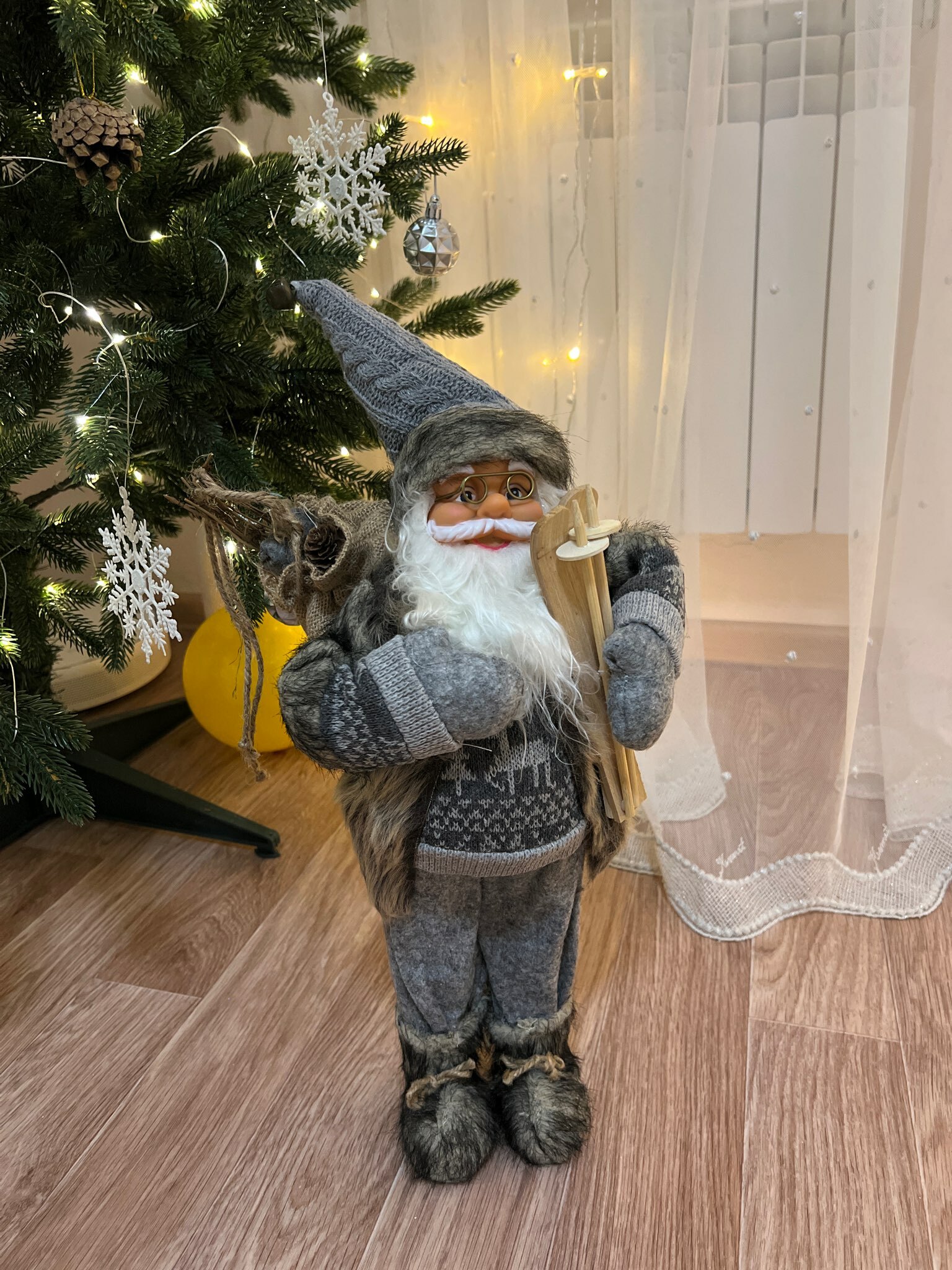 Фотография покупателя товара Дед Мороз "В сером костюмчике с лыжами" 30х18 см - Фото 8
