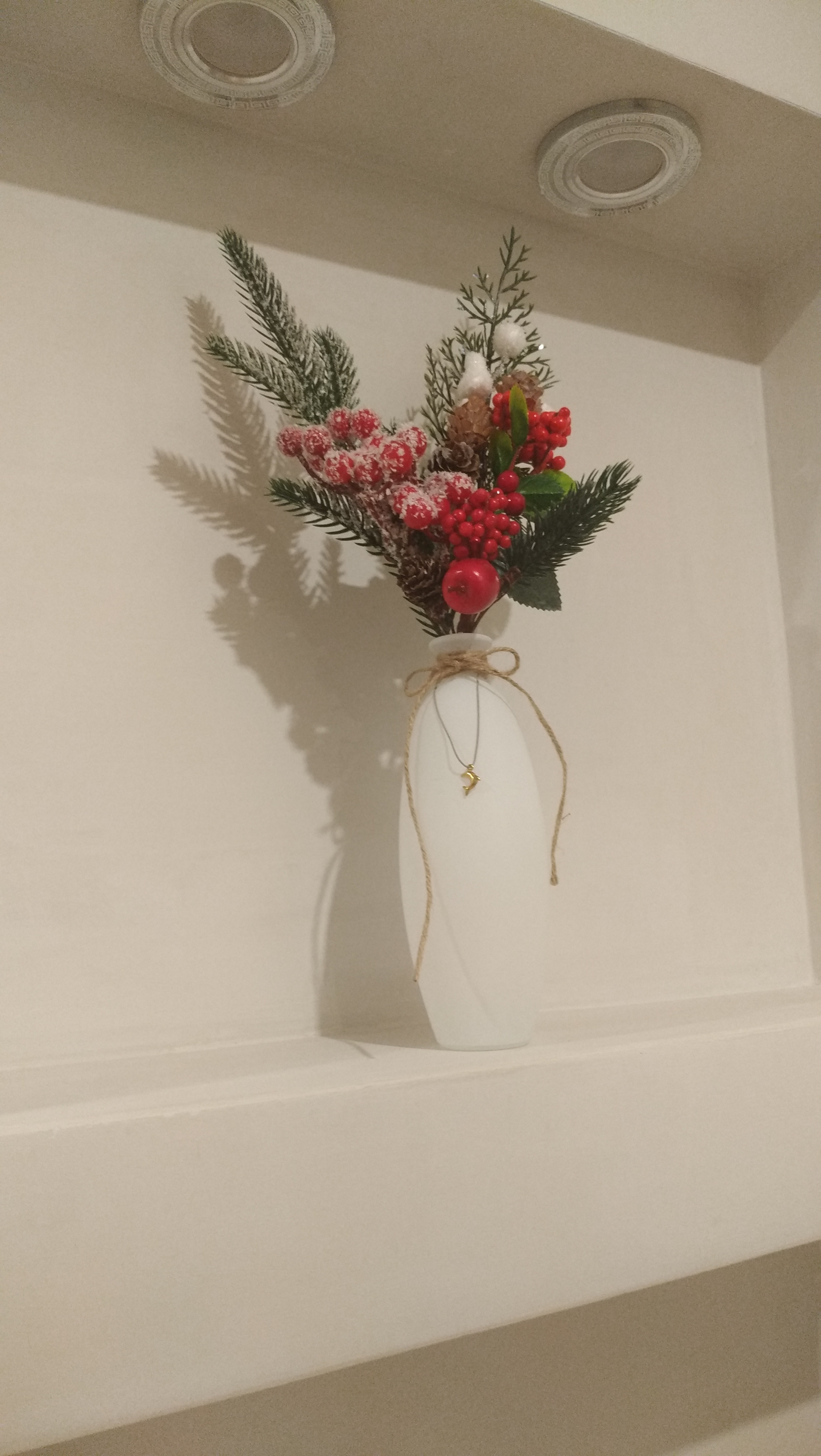 Фотография покупателя товара Еловая ветка декоративная «Зимнее волшебство. Грёзы», хвои, ягоды, шишка, 27 см - Фото 7