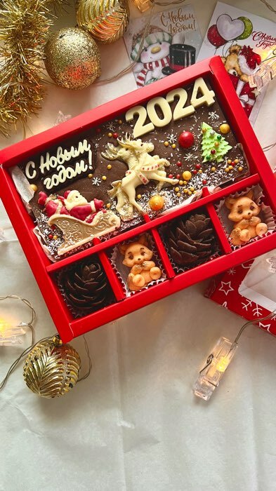 Фотография покупателя товара Новогодняя коробка - упаковка для конфет 12 шт. «Новогодний пингвин», 19×14.5×3.5 см - Фото 26