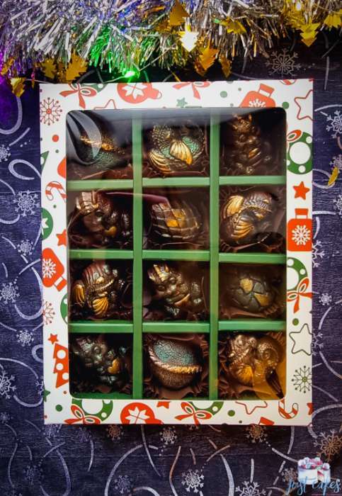 Фотография покупателя товара Новогодняя коробка - упаковка для конфет 12 шт. «Новогодний пингвин», 19×14.5×3.5 см - Фото 24