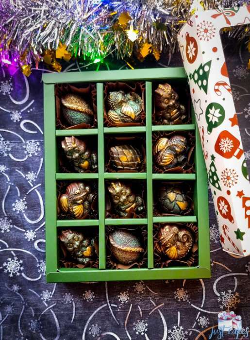 Фотография покупателя товара Новогодняя коробка - упаковка для конфет 12 шт. «Новогодний пингвин», 19×14.5×3.5 см - Фото 25