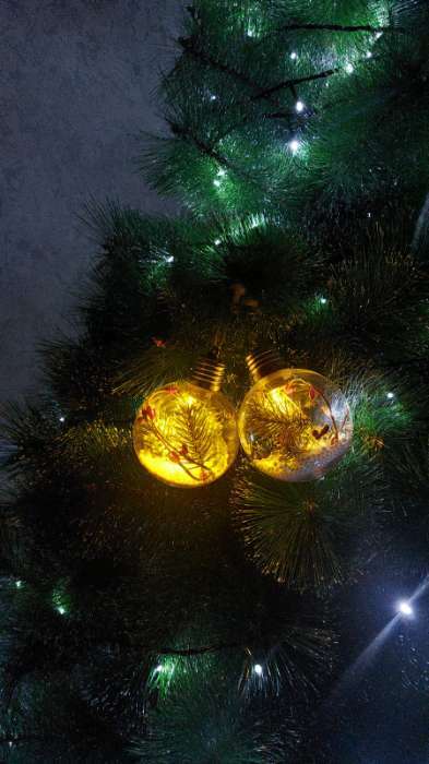 Фотография покупателя товара Ёлочный шар «Ветка ели», батарейки, 1 LED, свечение тёплое белое - Фото 1