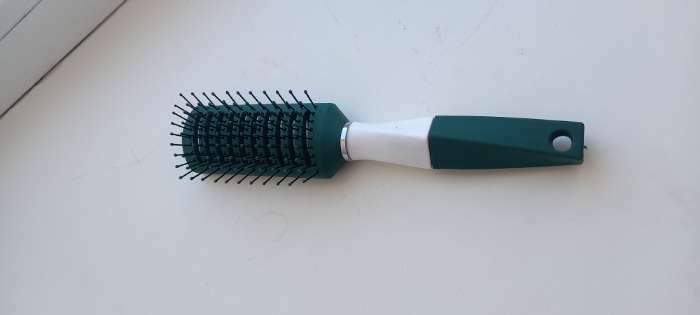Фотография покупателя товара Расчёска массажная, прорезиненная ручка, вентилируемая, 4,5 × 22,5 см, цвет зелёный/белый - Фото 1