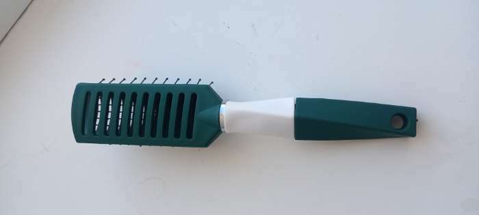 Фотография покупателя товара Расчёска массажная, прорезиненная ручка, вентилируемая, 4,5 × 22,5 см, цвет зелёный/белый - Фото 2