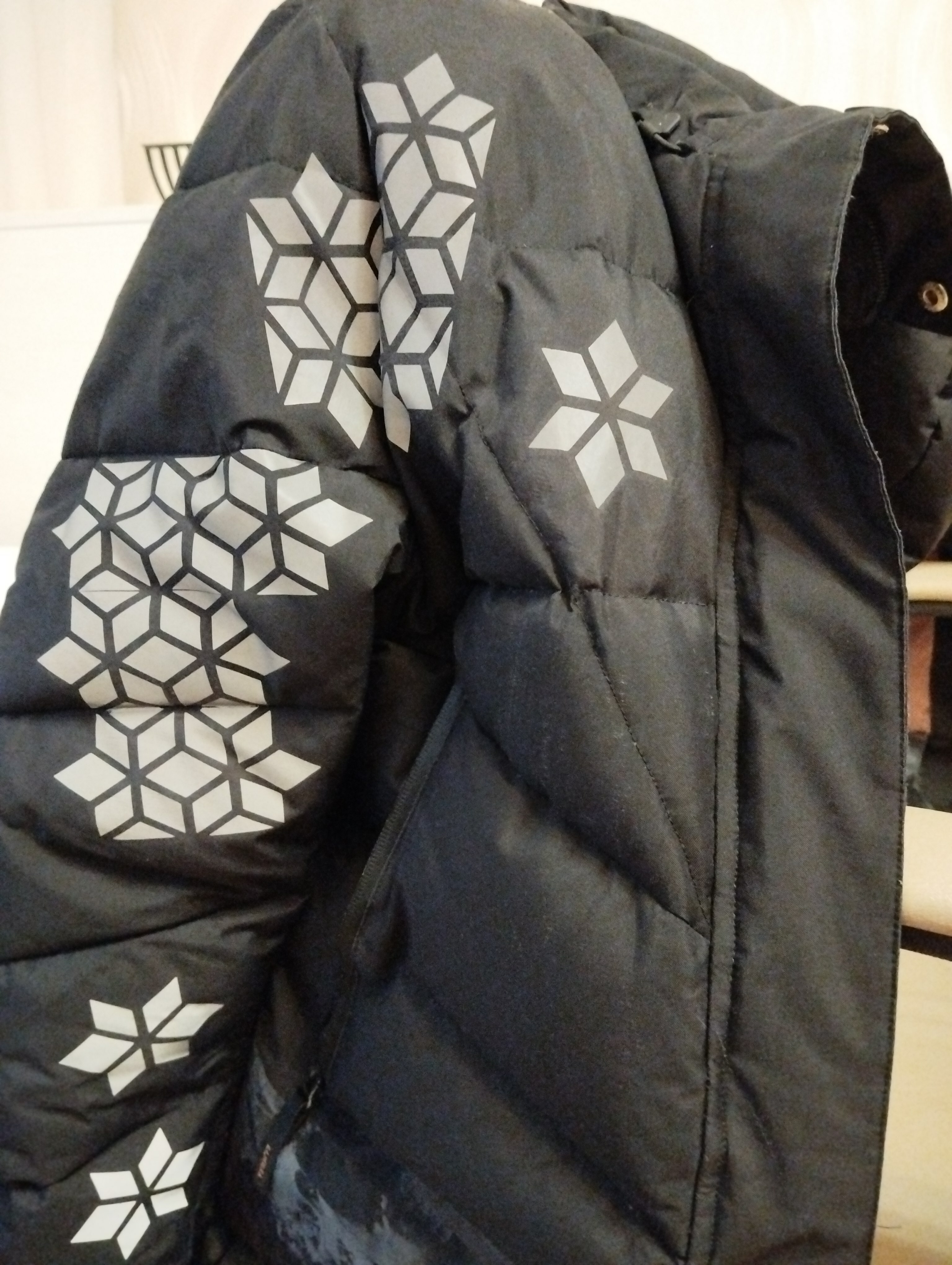 Фотография покупателя товара Светоотражающая лента-термонаклейка «Снежинки», 5,5 см, 1 ± 0,1 м, цвет серый
