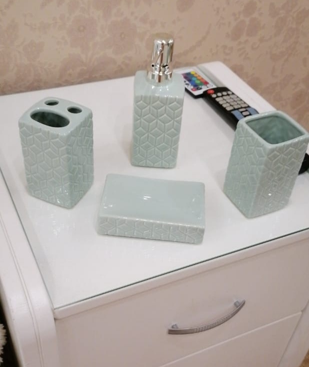 Фотография покупателя товара Набор аксессуаров для ванной комнаты Доляна «Звёзды», 4 предмета (дозатор 300 мл, мыльница, 2 стакана), цвет голубой - Фото 1
