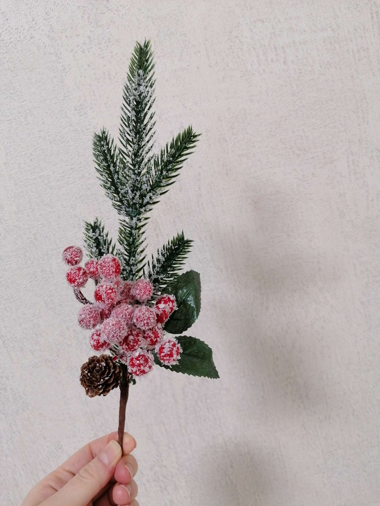 Фотография покупателя товара Еловая ветка декоративная «Зимнее волшебство. Грёзы», хвои, ягоды, шишка, 27 см - Фото 6