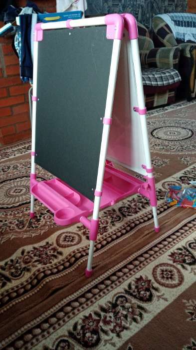 Фотография покупателя товара Мольберт детский двусторонний «Доска знаний», регулируется по высоте, + учебные принадлежности, цвет розовый - Фото 1