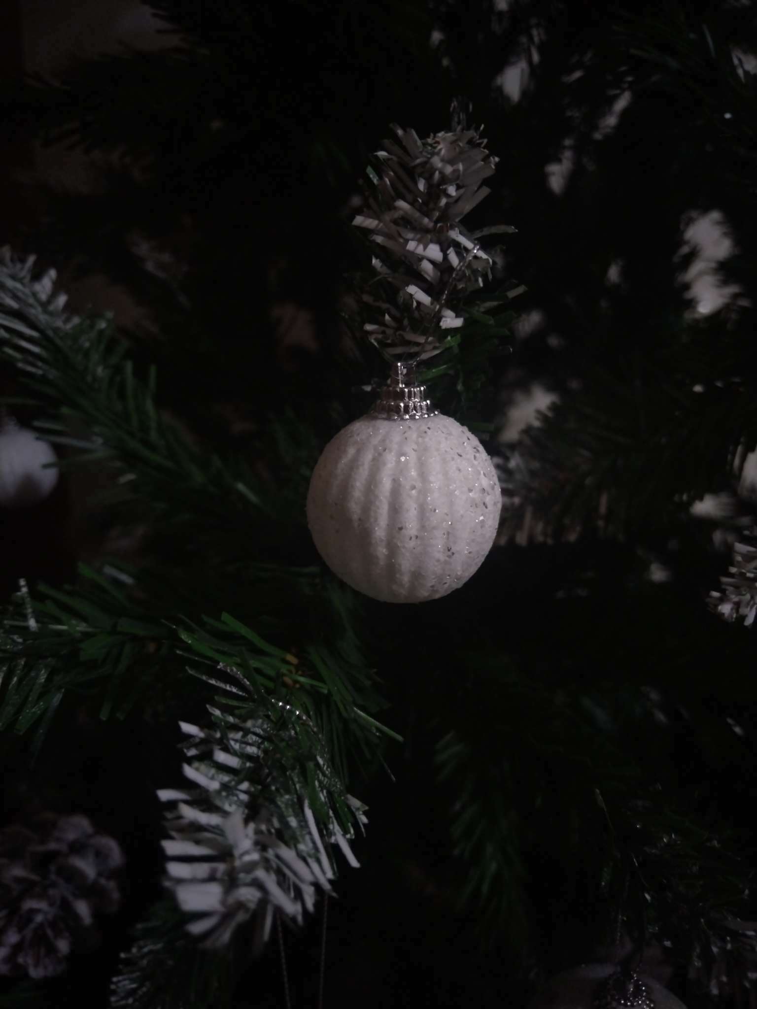 Фотография покупателя товара Ёлочные игрушки «Снежная пудра», шары новогодние, d=3.5 см, набор 6 шт., белый - Фото 5