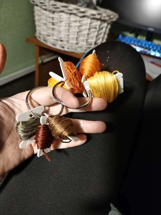 Фотография покупателя товара Набор шпулек для ниток мулине, на кольце, d = 3,5 см, 3,5 × 3,8 см, 10 шт, цвет МИКС - Фото 2
