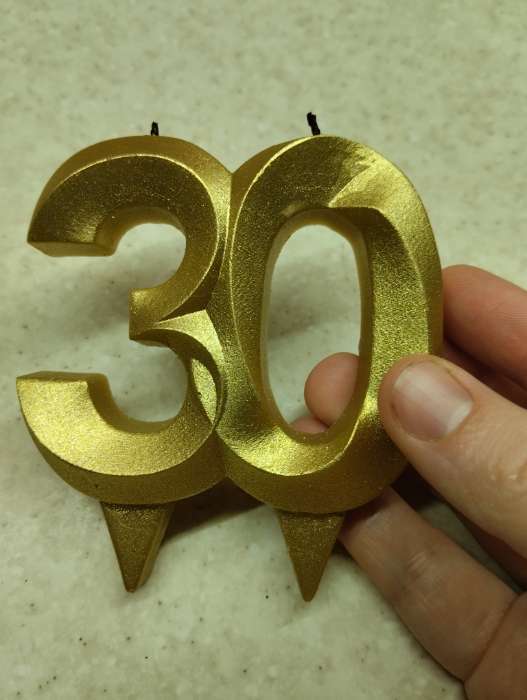 Фотография покупателя товара Свеча в торт юбилейная "Грань", цифра 50, золотой металлик, 6,5 см - Фото 1