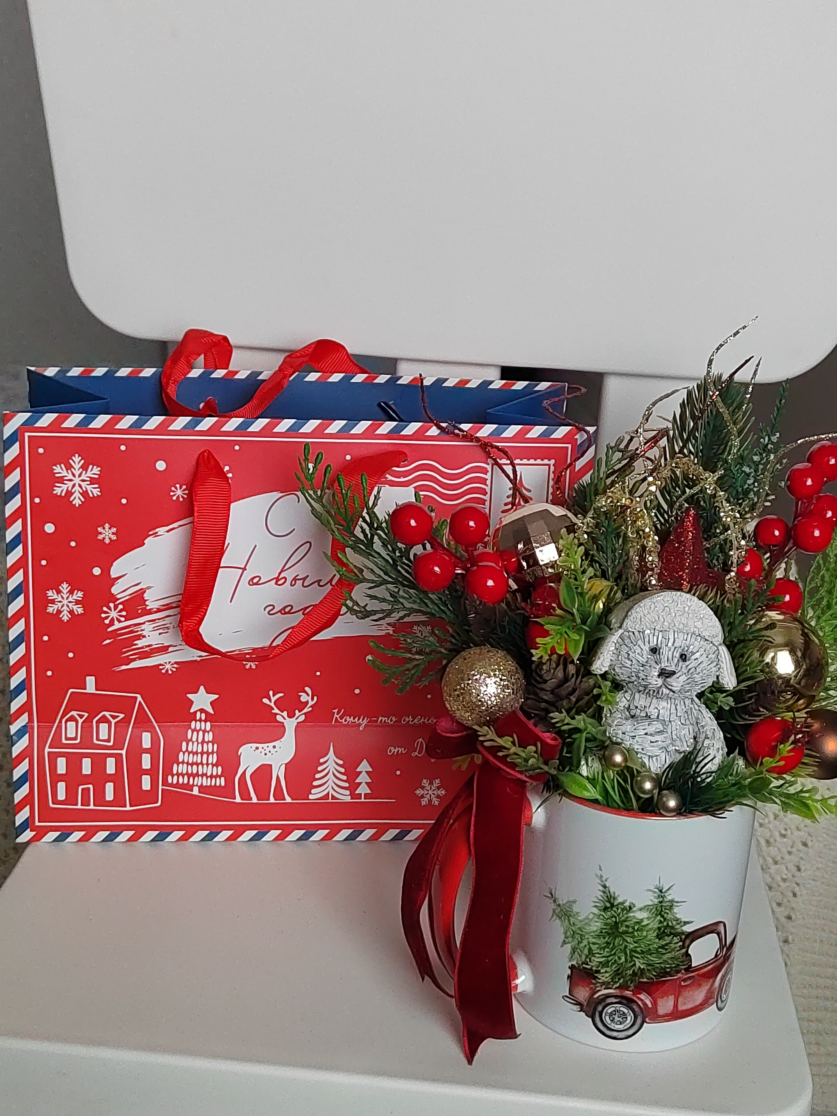 Фотография покупателя товара Пакет ламинированный горизонтальный «От Деда Мороза», MS 18 × 23 × 10 см
