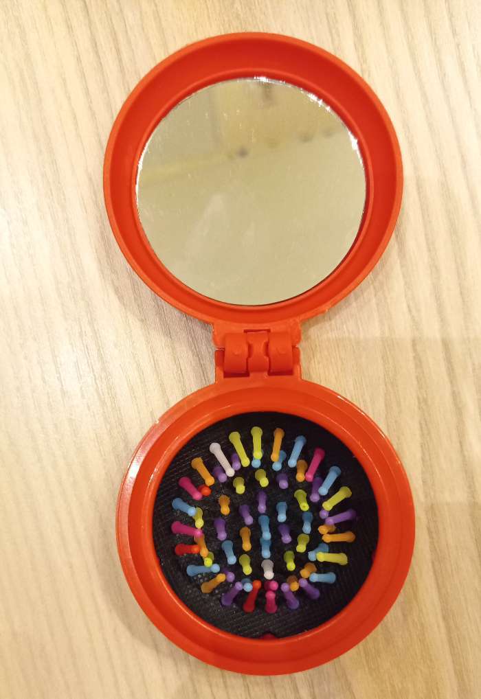 Фотография покупателя товара Расчёска массажная, складная, с зеркалом, d = 6 см, цвет МИКС