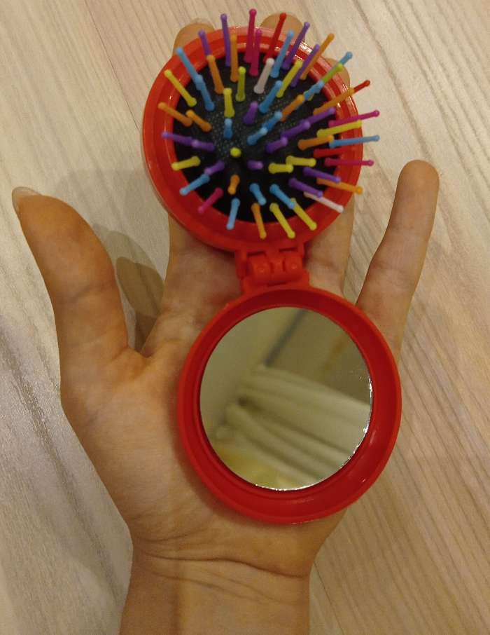 Фотография покупателя товара Расчёска массажная, складная, с зеркалом, d = 6 см, цвет МИКС
