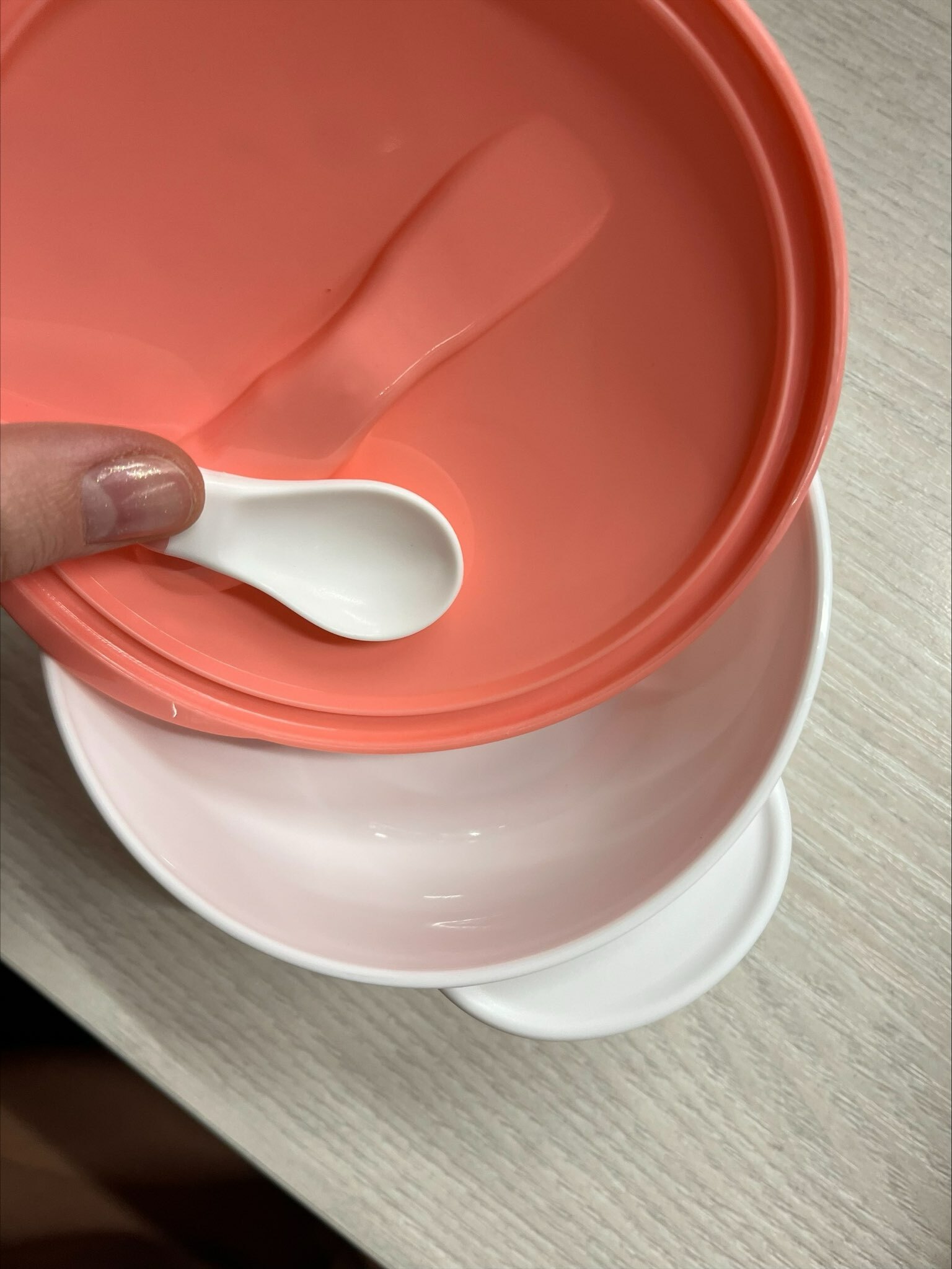 Фотография покупателя товара Набор детской посуды «Доченька», 3 предмета: тарелка на присоске, крышка, ложка, цвет розовый - Фото 3