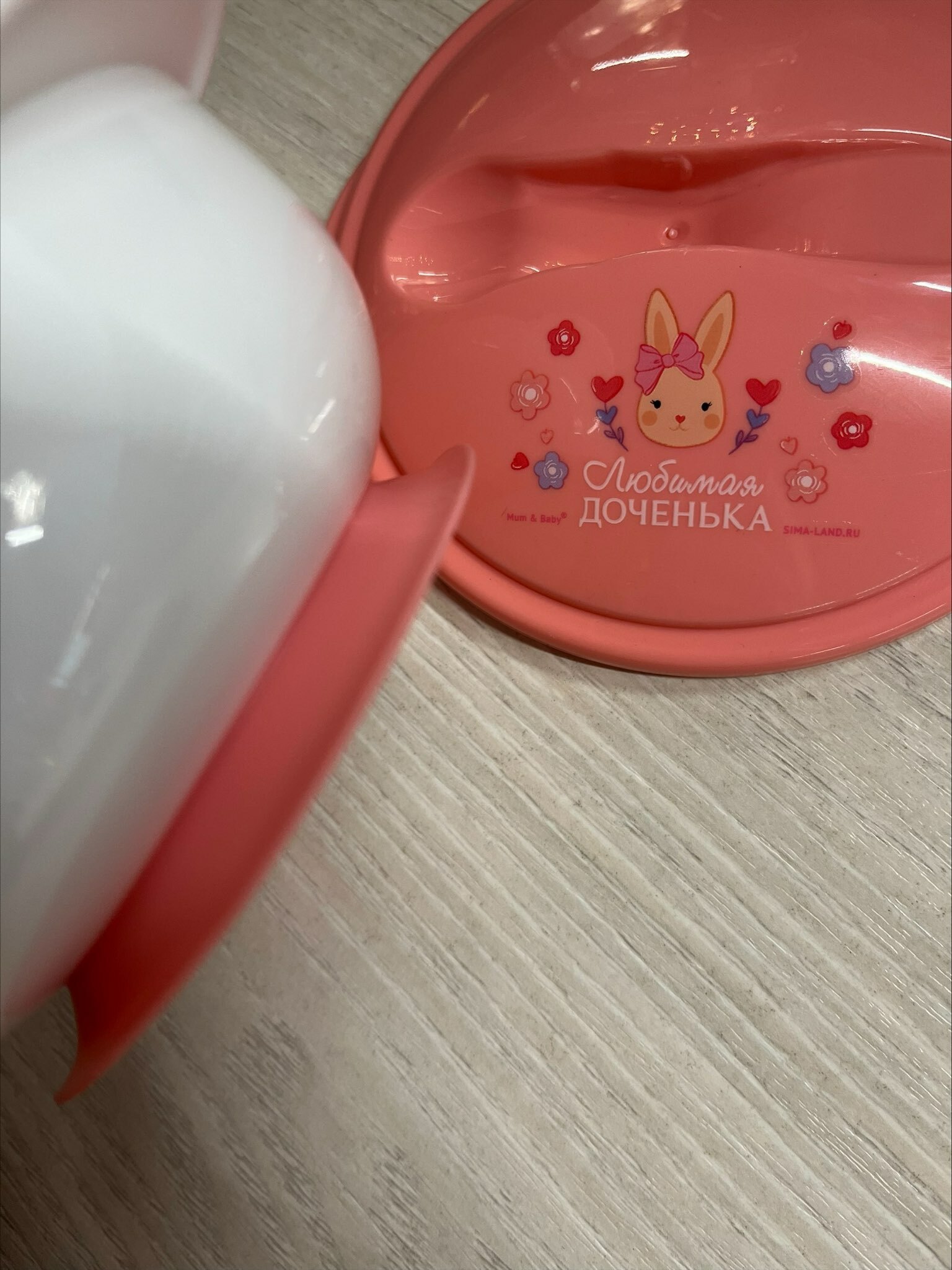 Фотография покупателя товара Набор детской посуды «Доченька», 3 предмета: тарелка на присоске, крышка, ложка, цвет розовый - Фото 2