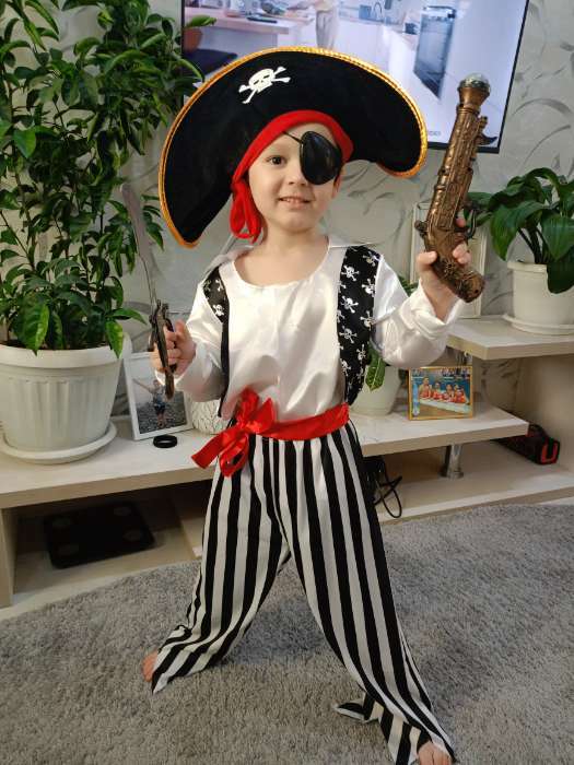 Фотография покупателя товара Карнавальный костюм "Пират", 5 предметов: шляпа, повязка, рубашка, пояс, штаны. Рост 122 см - Фото 2