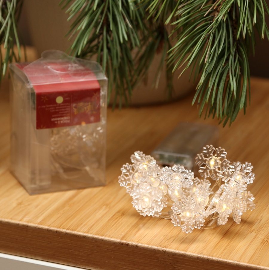 Фотография покупателя товара Гирлянда «Нить» 2 м роса с насадками «Снежинка», IP20, серебристая нить, 20 LED, свечение тёплое белое, 2 режима, ААх2 - Фото 2