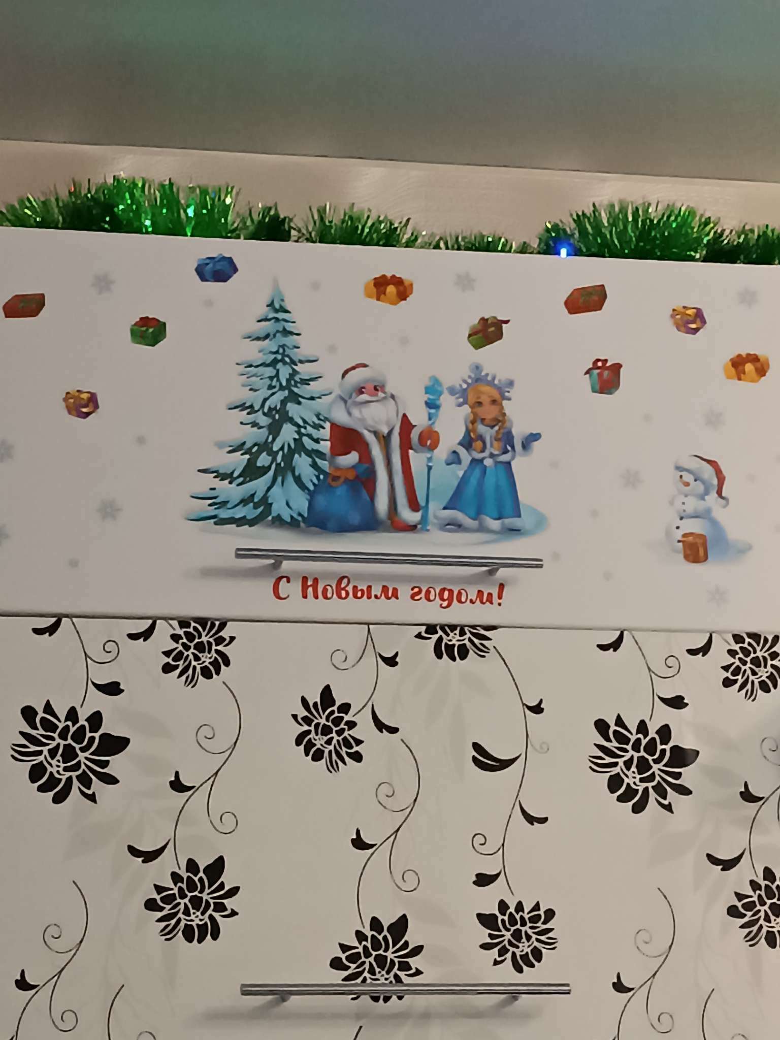 Фотография покупателя товара Наклейка для окон «Дед Мороз и снегурочка», многоразовая, 33 × 50 см - Фото 1