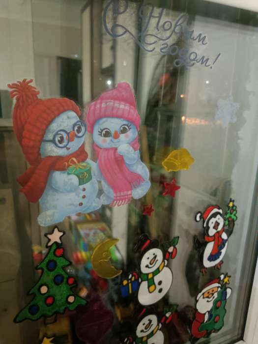 Фотография покупателя товара Виниловая наклейка на окно «Зимние друзья», многоразовая, 20 × 34,5 см - Фото 3