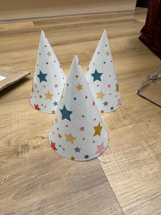 Фотография покупателя товара Колпак бумажный на день рождения «Звёзды», в наборе 6 шт. - Фото 1