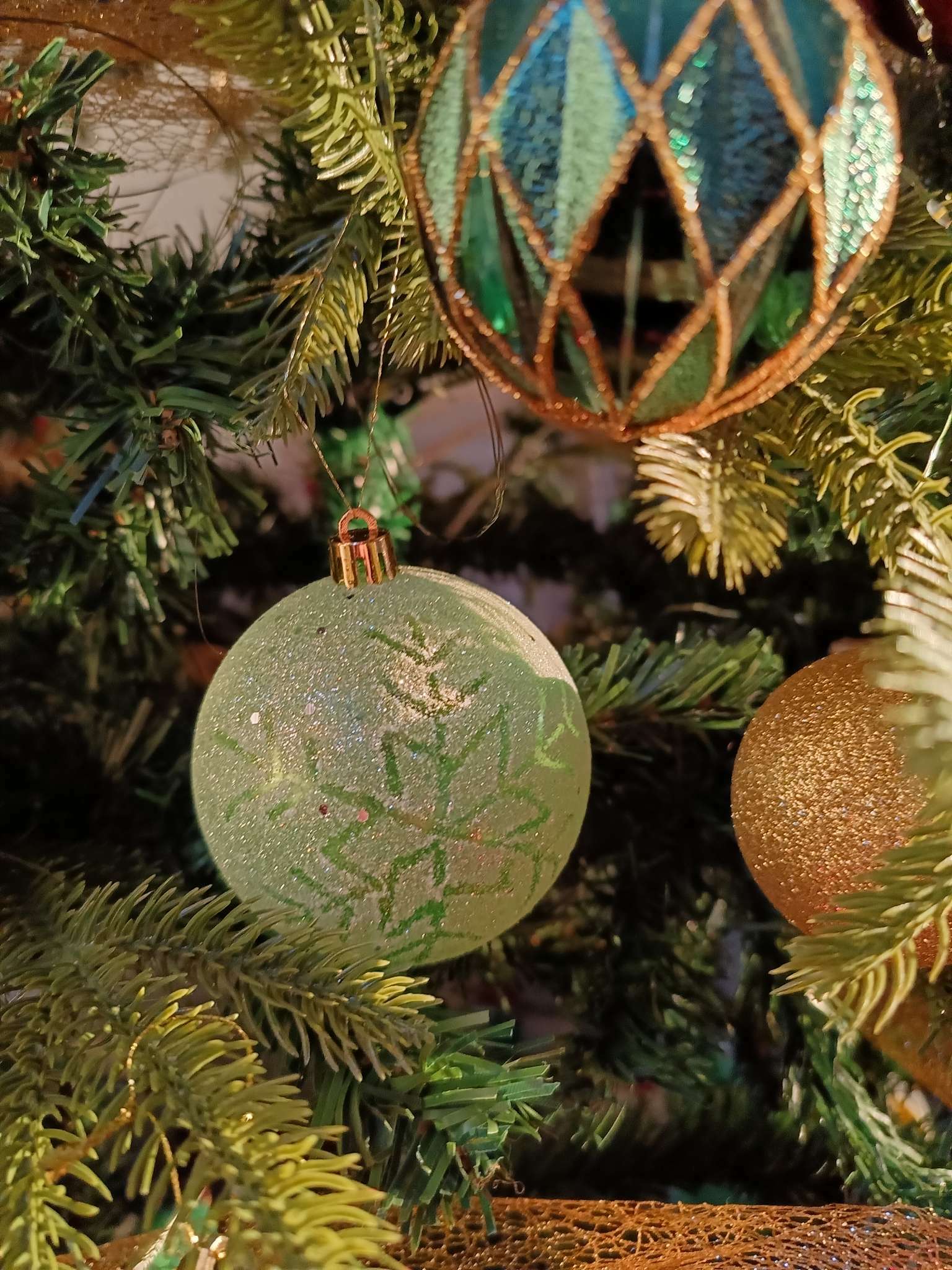 Фотография покупателя товара Ёлочные игрушки «Эстер», шары новогодние, набор d=8 см, 6 шт., узор, зелёный - Фото 3