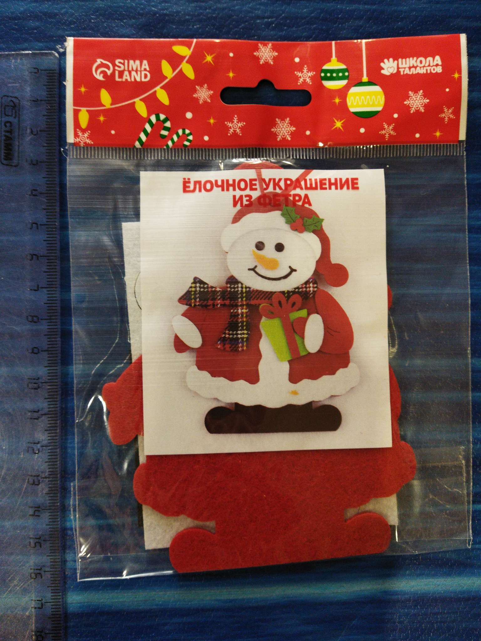 Фотография покупателя товара Набор для творчества - создай ёлочное украшение из фетра «Снеговик с подарком» - Фото 2