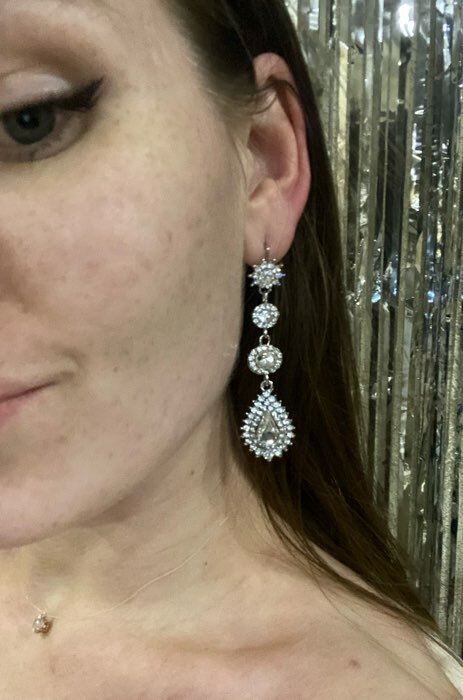 Фотография покупателя товара Серьги висячие со стразами «Вечерние» мадам, цвет изумрудный в чёрном металле, 7 см - Фото 6