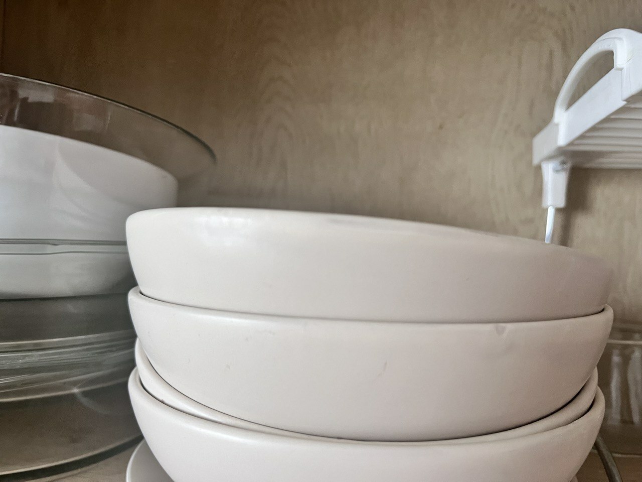 Фотография покупателя товара Набор тарелок керамических Доляна «Пастель», 18 предметов: 6 тарелок d=19 см, 6 тарелок d=27 см, 6 мисок d=19 см, цвет крем-брюле - Фото 13