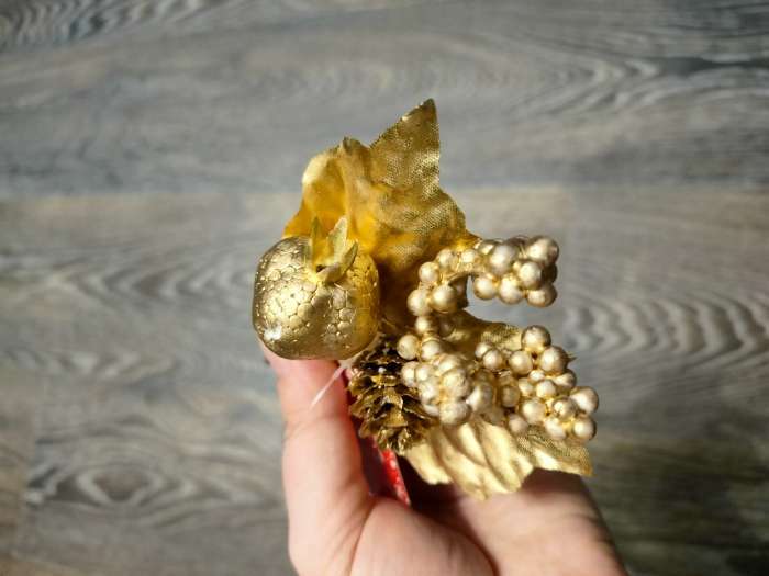 Фотография покупателя товара Декор "Зимнее очарование" шишка ягоды в золоте, 14 см