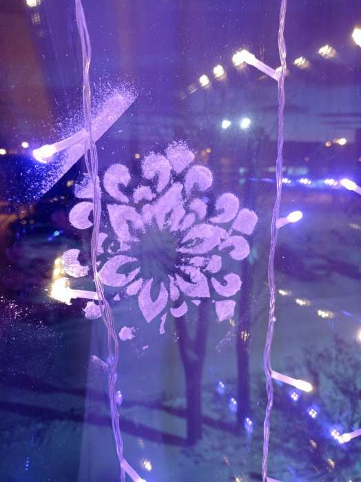Фотография покупателя товара Новогодний спрей - иней «Искристые снежинки», с трафаретами, цвет белый, на новый год - Фото 14