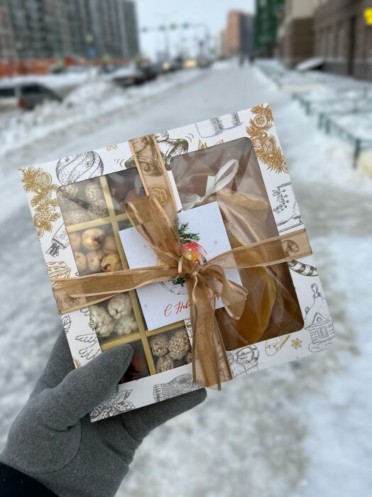 Фотография покупателя товара Коробка для конфет, 8 конфет и шоколадка, 17,7 х 17,7 х 3,8 см "Праздничная ёлка"