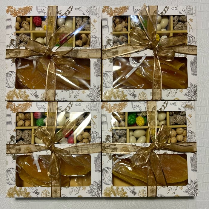 Фотография покупателя товара Коробка для конфет, 8 конфет и шоколадка, 17,7 х 17,7 х 3,8 см "Праздничная ёлка"