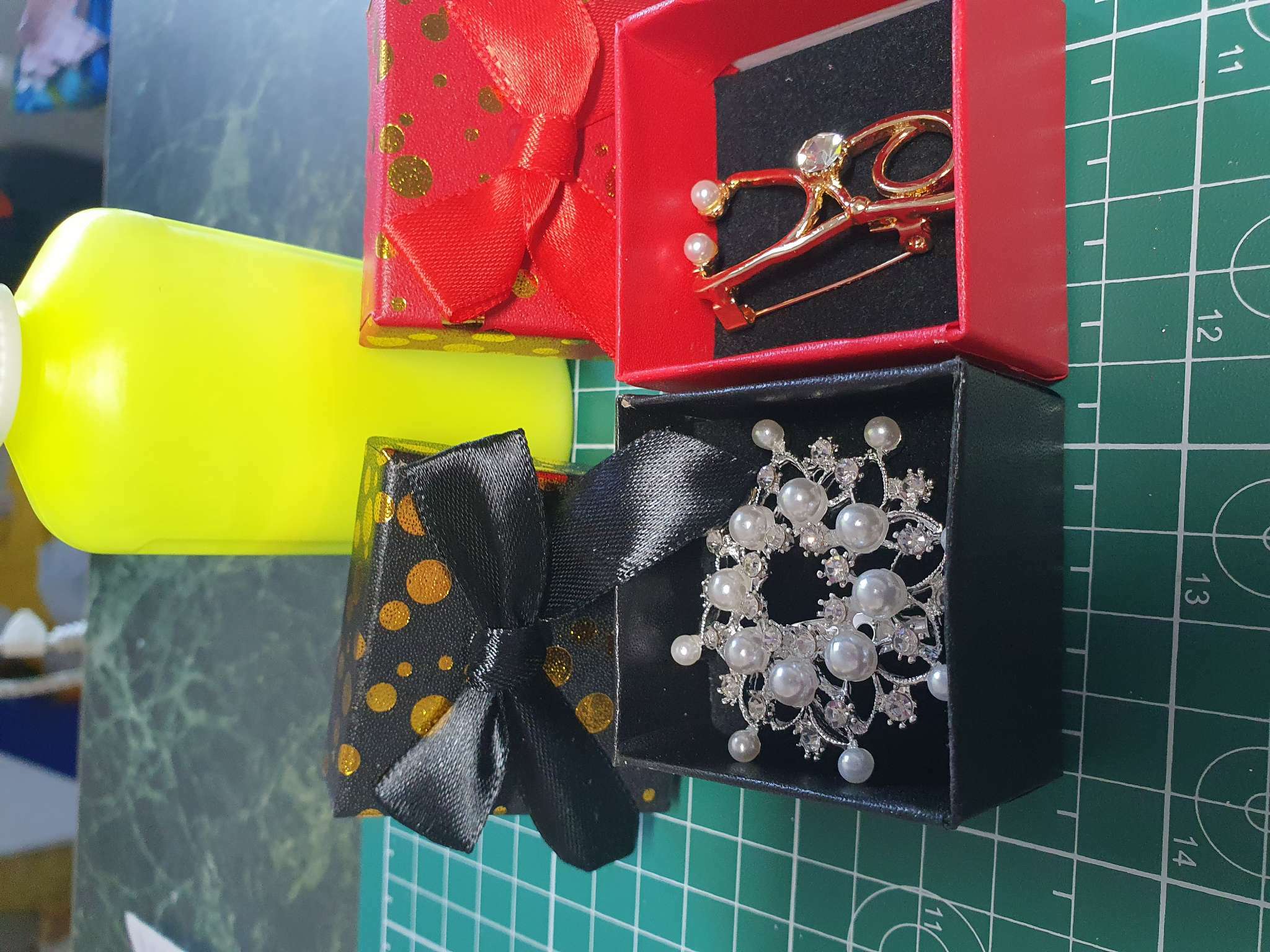 Фотография покупателя товара Коробочка подарочная под кольцо «Конфетти золотое», 5×5 (размер полезной части 4,5×4,5 см), цвет МИКС
