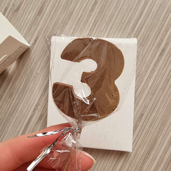 Фотография покупателя товара УЦЕНКА KONFINETTA Шоколадная цифра «8» на палочке - Фото 3