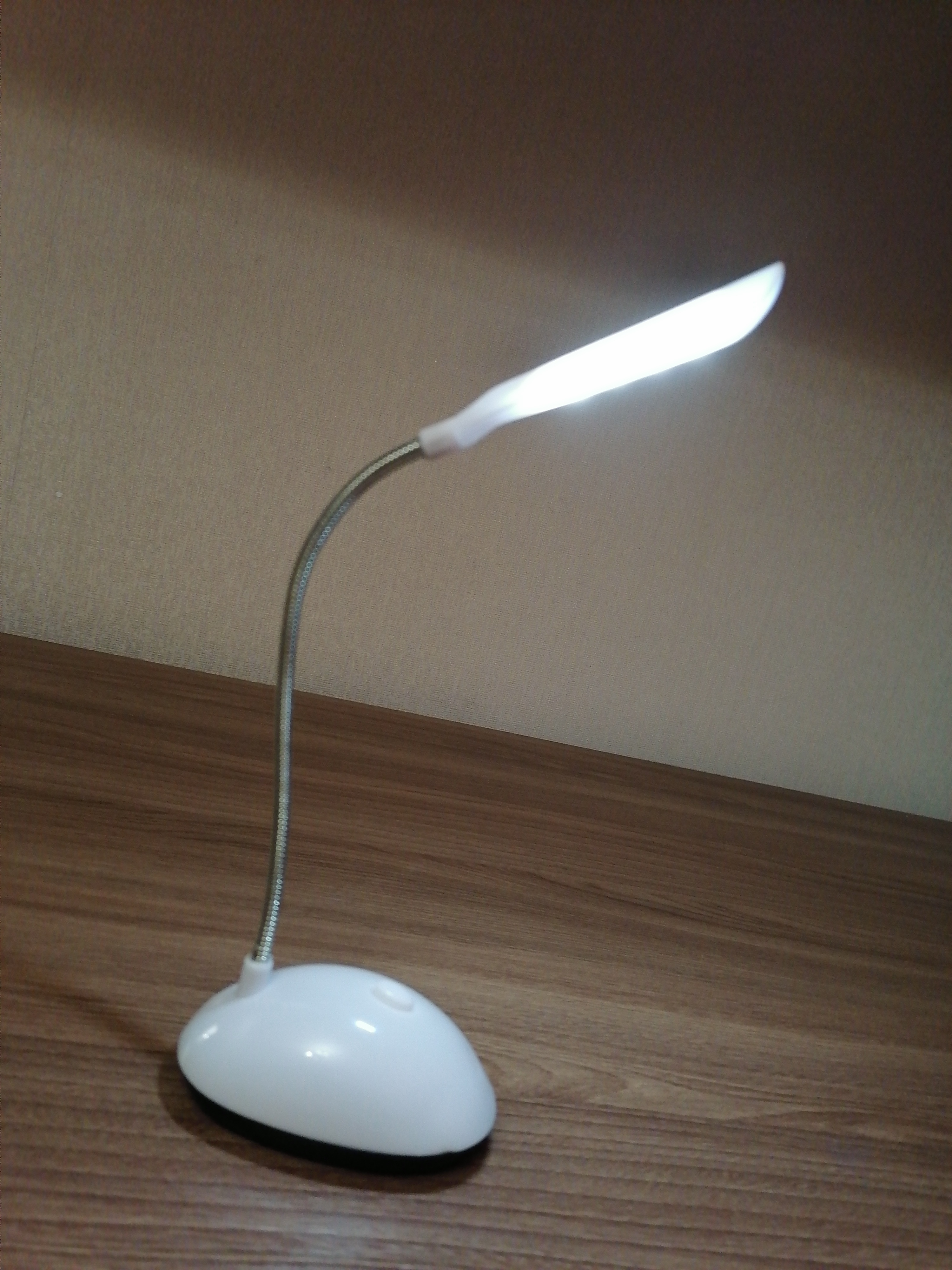 Фотография покупателя товара Настольная лампа "Световой луч" LED от батареек 20х5х8,5 см - Фото 3