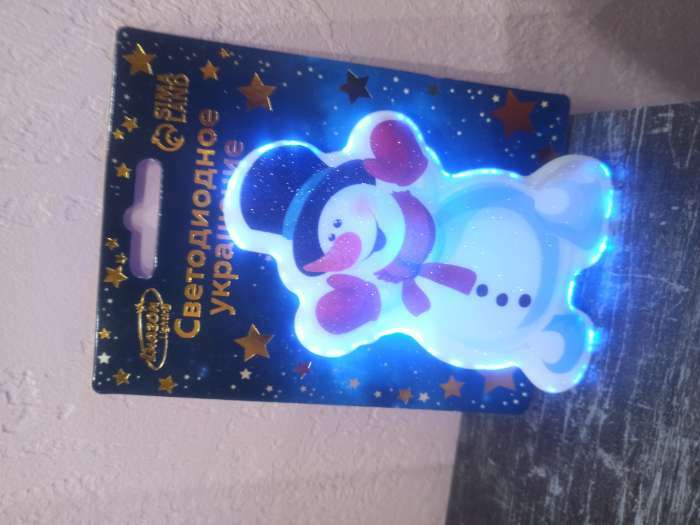 Фотография покупателя товара Светодиодная игрушка на липучке «Снеговик в шляпе» 7 × 10 см, батарейки LR44х3, свечение мульти - Фото 1